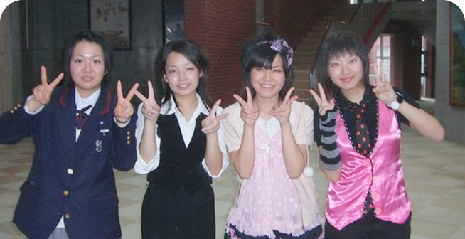 平りさこの大学時代・友人と文化祭の様子